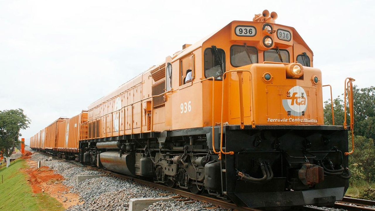 Auditores do TCU cobram explicações para renovar a Ferrovia Centro-Atlântica por 30 anos sem novo leilão. A análise envolve R$ 24 bilhões em investimentos e a devolução de 3.110 km de trilhos à União, além de riscos contratuais.