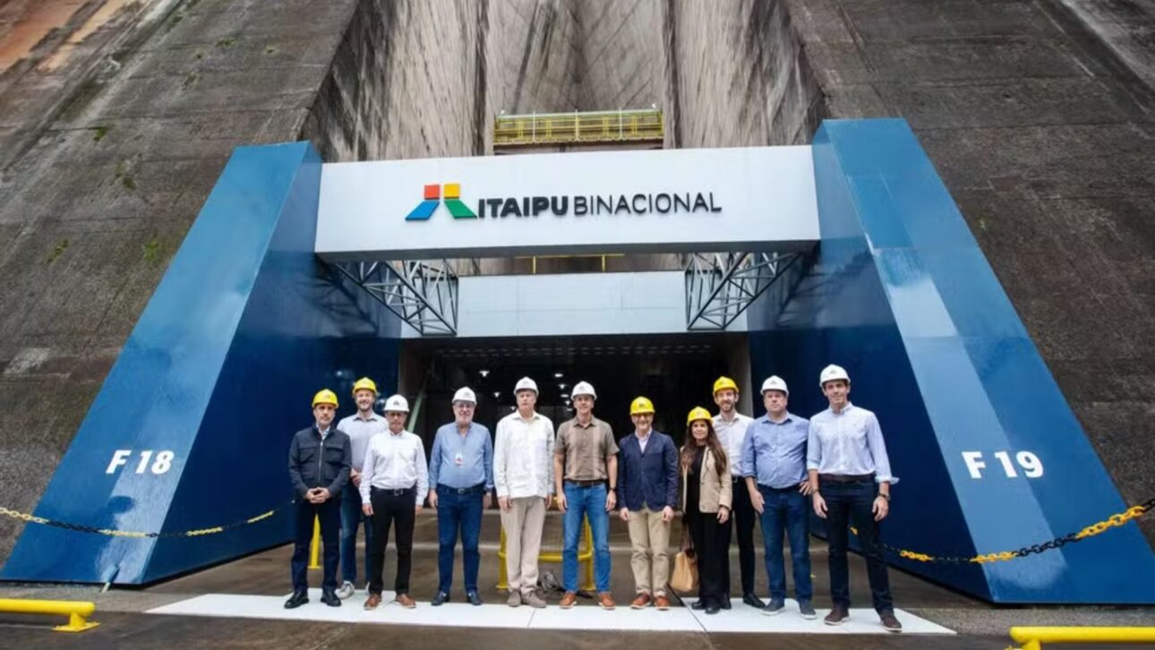 Delegação americana visita a Usina de Itaipu, na fronteira entre o Brasil e o Paraguai — Foto: Embaixada dos EUA no Paraguai
