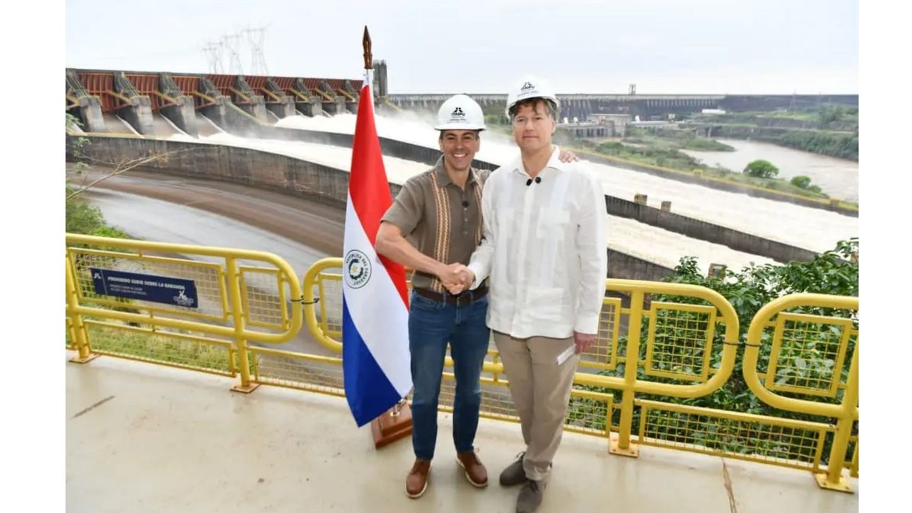 O presidente paraguaio Santiago Peña (esq.) cumprimenta o subsecretário de Estado dos EUA, Christopher Landau, em visita a Itaipu (Foto: Divulgação)