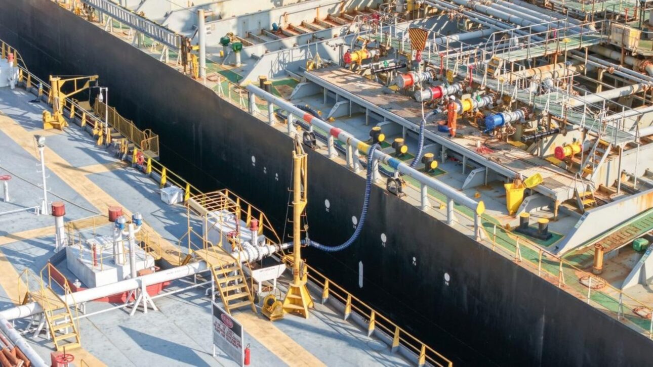 Grupo Atem retira carga de grandes navios no Amazonas e usa balsa equivalente a 200 caminhões para vencer a queda do nível dos rios