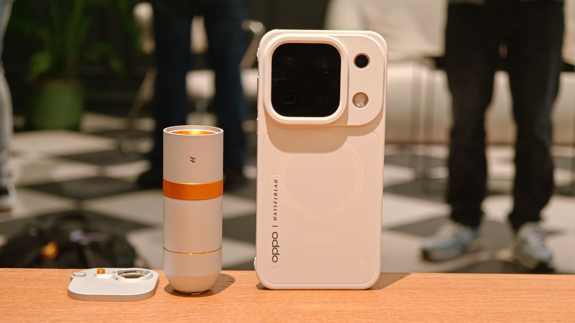 OPPO aposta em três câmeras de 200 MP no Find X10 Pro Max; novo sensor mira cores mais fiéis e zoom com qualidade óptica de até 9,9 vezes em cenas distantes
