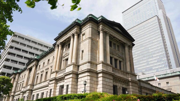 Banco do Japão acompanha salários, inflação e consumo doméstico em meio ao contraste entre renda maior e queda nos gastos das famílias. (Imagem: The Business Times)