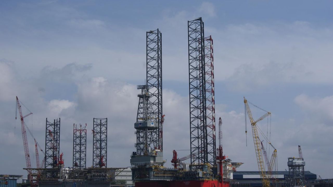 Plataforma autoelevatória El Qaher II fotografada em águas de Singapura. A Keppel e a Seatrium fecharam acordo para concluir quatro unidades de perfuração offshore. Imagem ilustrativa. Foto: Jacklee/Wikimedia Commons. Licença: CC BY-SA 3.0.