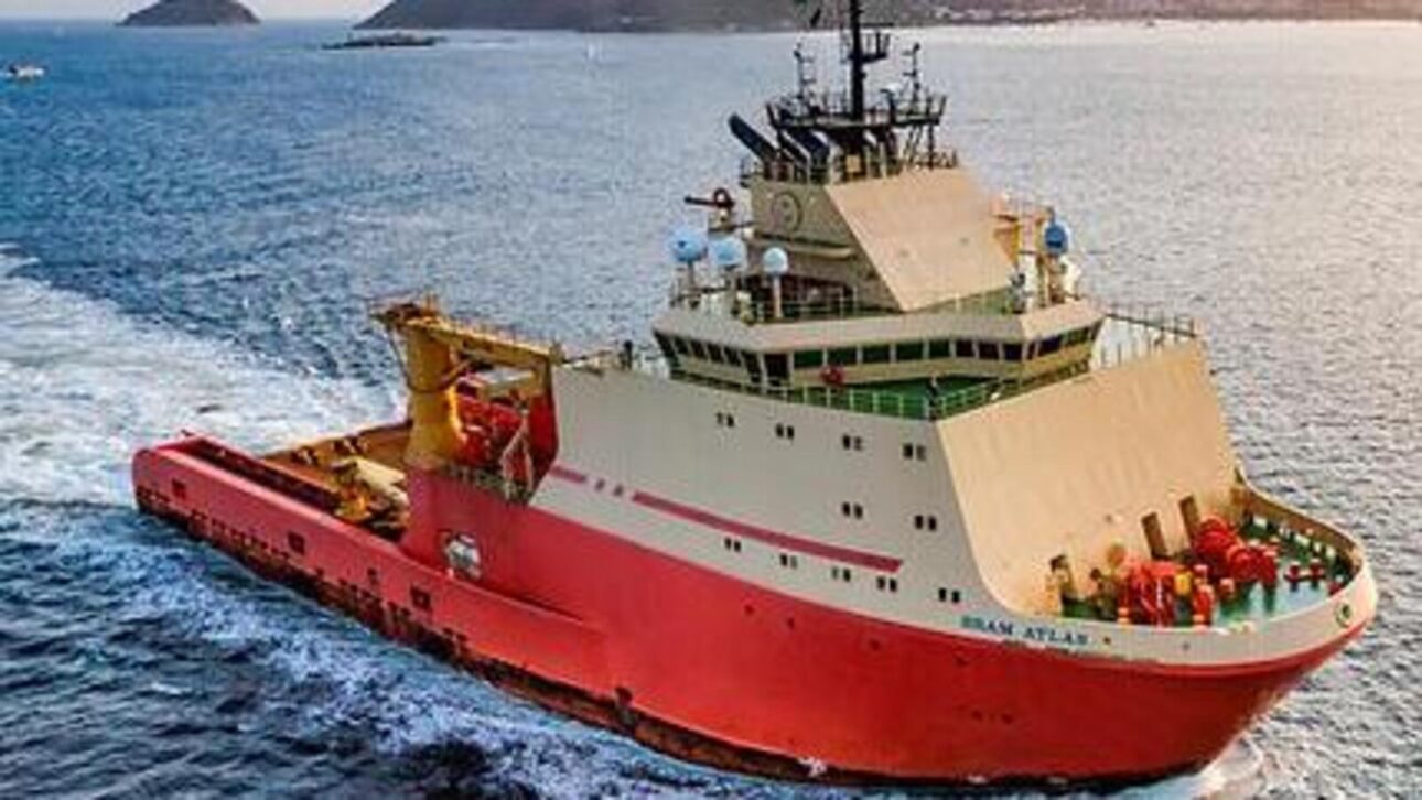 Com 96 metros de comprimento e 27 de largura, navio gigante Bram Atlas opera no Brasil e já participou do lançamento de âncoras de 120 toneladas no mar