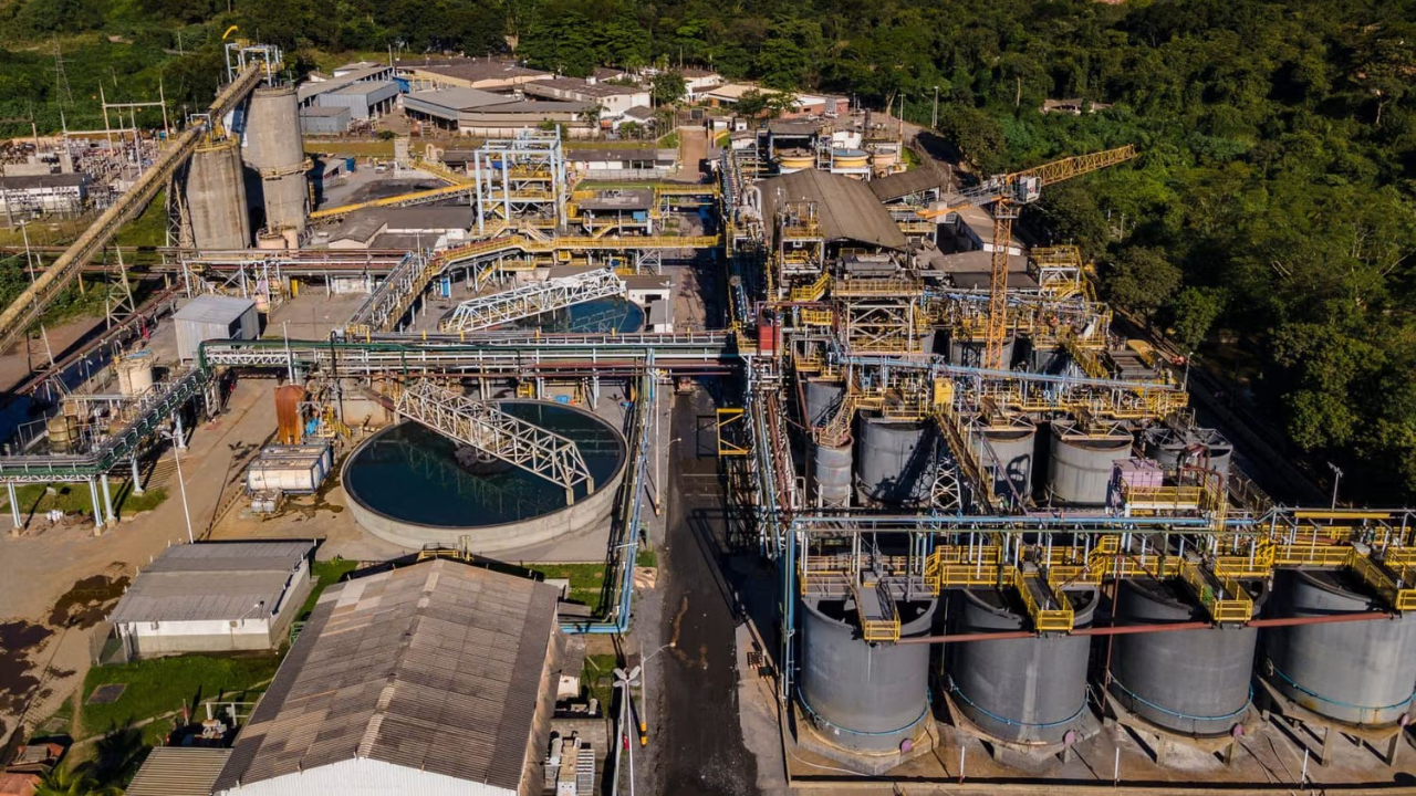 Aura Minerals fecha acordo de R$ 612 milhões para internalizar frotas em Apoena, Almas e Borborema e prevê redução de custos a partir de 2027.