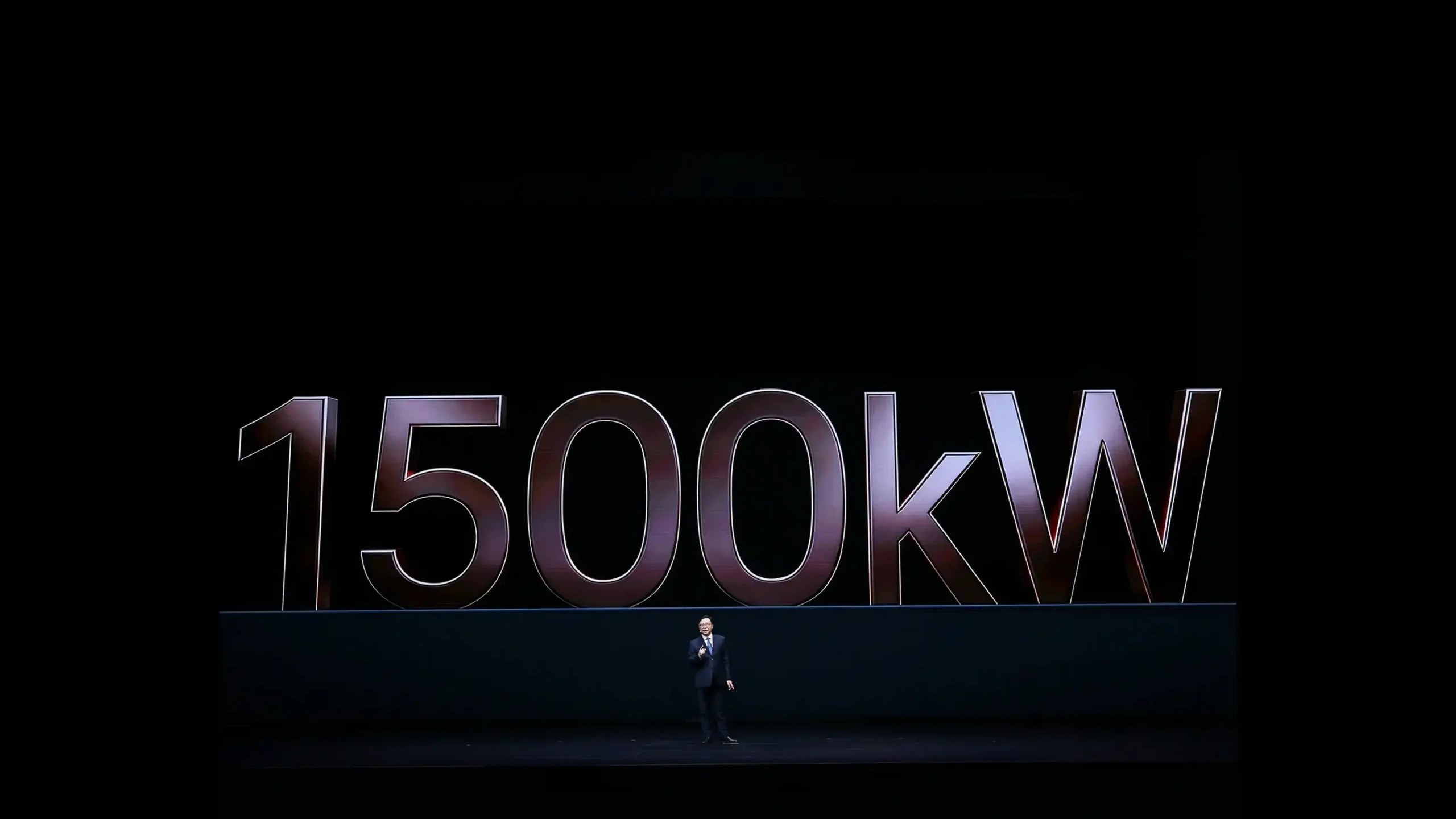 Imagem de divulgação da BYD Brasil com o número 1500 kW em um palco de apresentação.
