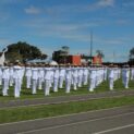 Alunos da Efomm de uniforme branco, em formação no campo do Ciaba, estendem o braço no juramento à Bandeira Nacional, em Belém.