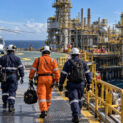 Trabalhadores offshore em plataforma de petróleo representam dúvidas sobre a escala 14x14 após o fim da escala 6x1.