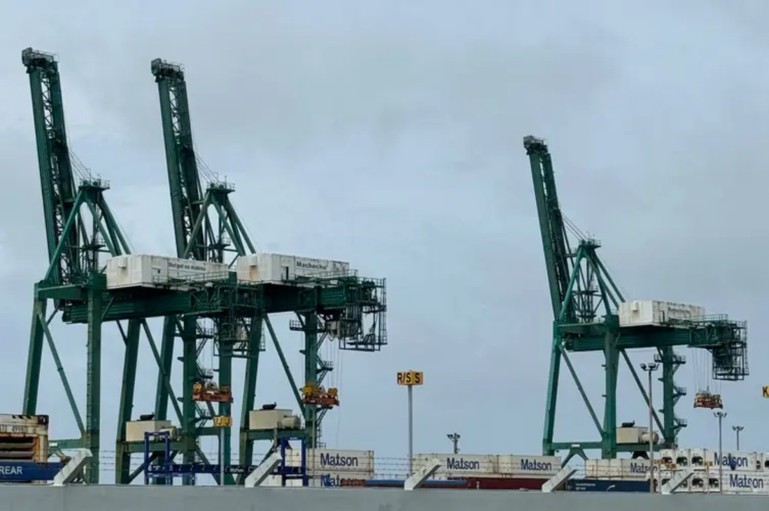 Guindastes do Porto de Guam ficaram danificados após uma forte rajada deslocar o equipamento número 6 por cerca de 300 metros e provocar a colisão. Reprodução/KUAM.