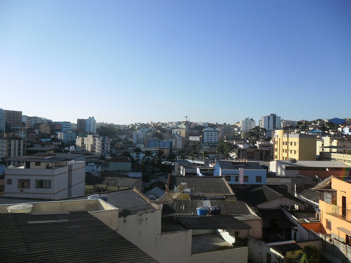 Vista panorâmica de Conselheiro Lafaiete, em Minas Gerais, com prédios e casas espalhados pelos morros
