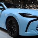 Toyota Crown 2027 chega ao mercado automotivo como sedã híbrido de 340 hp com motor 2.4 turbo, tração integral e 542 Nm enquanto mantém consumo de até 17 km/l