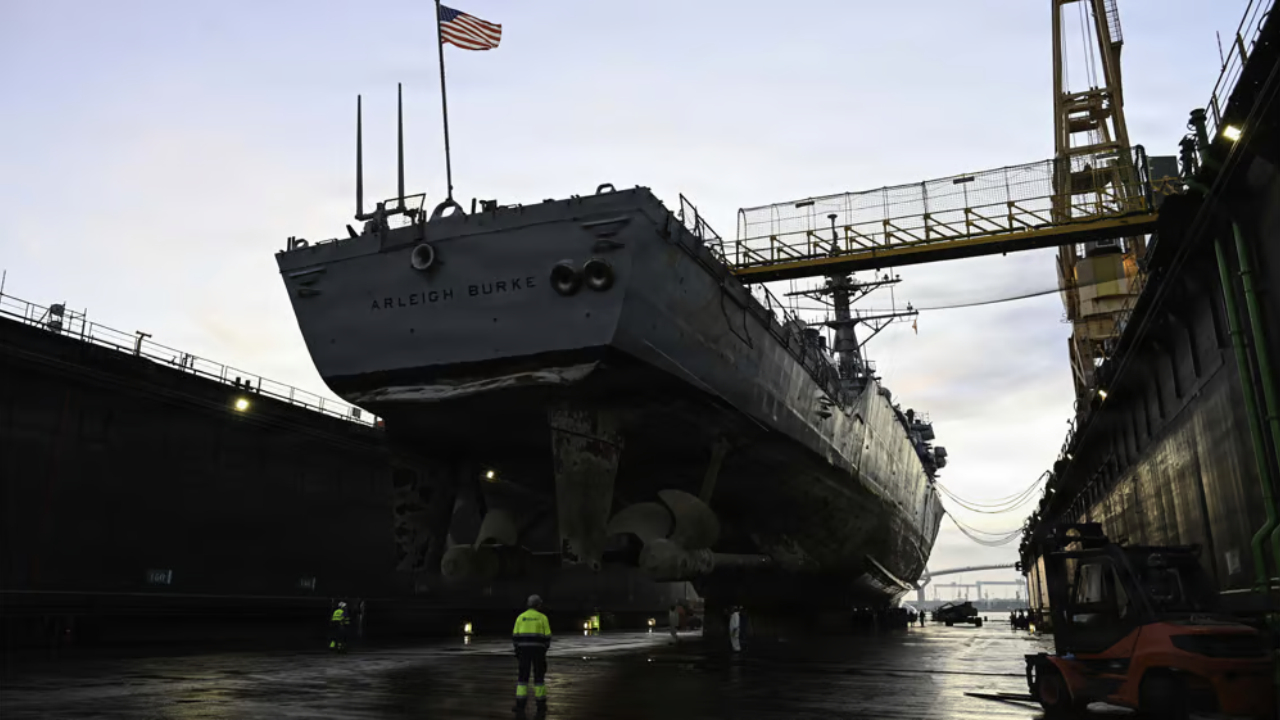 USS Arleigh Burke iniciou manutenção e modernização no estaleiro da Navantia, em Cádiz, na primeira docagem desse tipo na área da 6ª Frota.