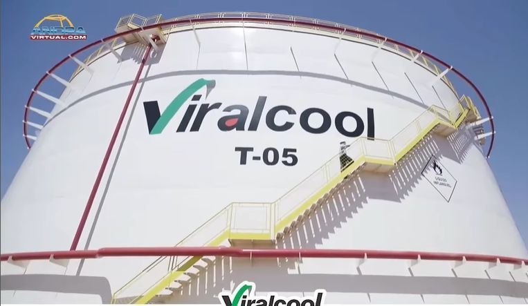 Tanque de armazenamento branco com a marca Viralcool e a identificação T-05, com escada externa